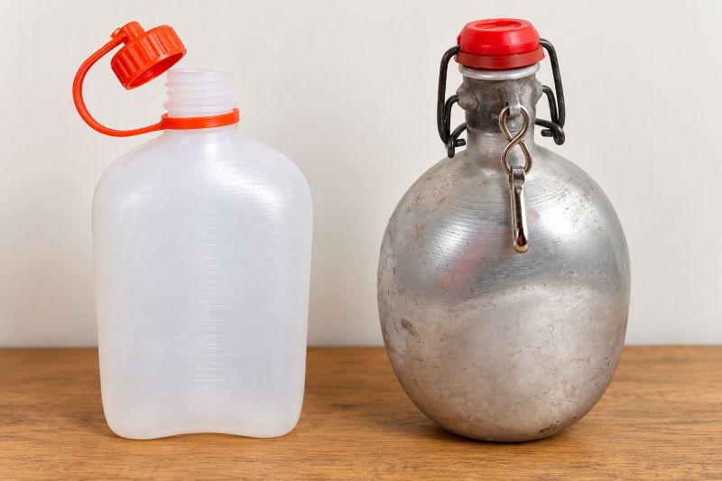 Gourde des années 70 et 80, en plastique ou en métal avec bouchon étanche.